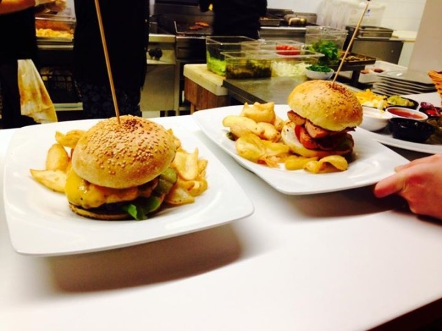 RockaRolla, gli hamburger