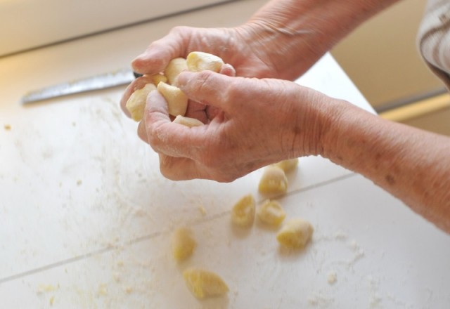 Infarinare gli gnocchi di patate