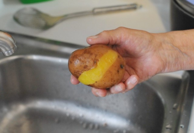 Pelare le patate per gli gnocchi