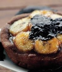 Cestini di cioccolato e banane caramellate